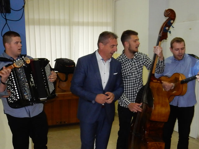 Dado je zapjevao s tamburašima                                                                                                                                                                                                                            