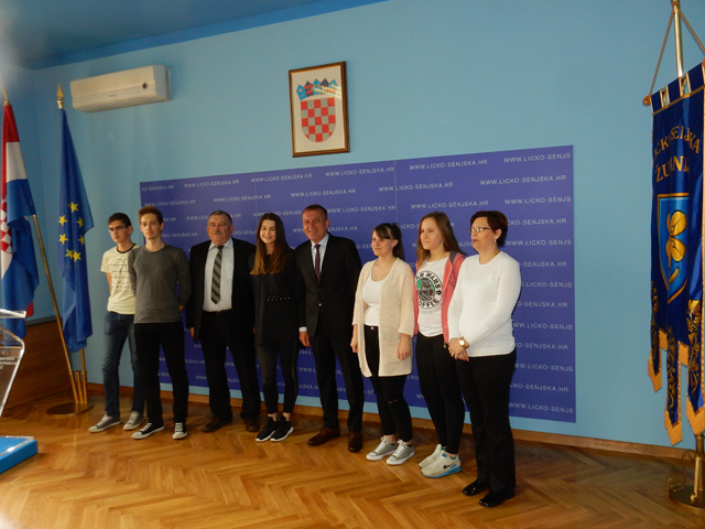 EU gimnazijalci nakon prijema u Ličko-senjskoj županiji                                                                                                                                                                                                   