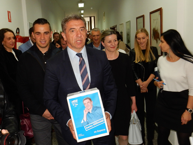 Milinović nosi potpise u Izborni stožer/Snimio Marko Čuljat Lika press                                                                                                                                                                                    