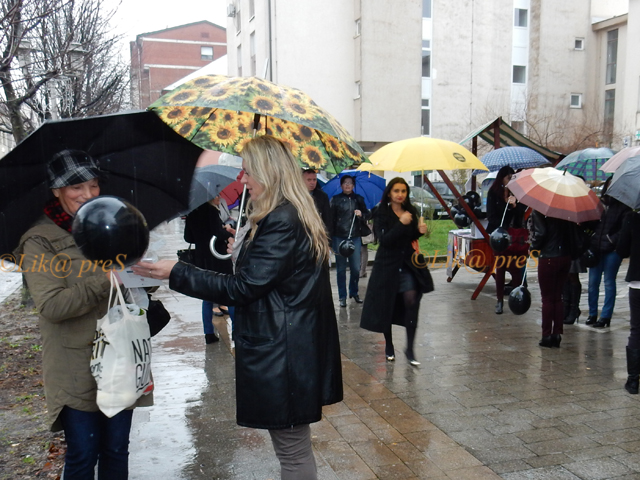 Danas su dijeljeni crni baloni u Gospiću                                                                                                                                                                                                                  