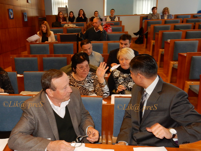 Skupštinari prije početka sjednice                                                                                                                                                                                                                        