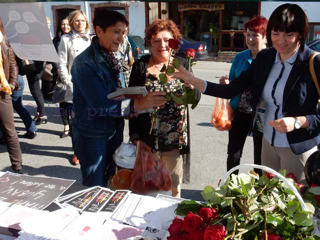 Balone i karanfile danas je djelili i dogradonačelnica Kristina Prša/Snimio MArko Čuljat                                                                                                                                                                  