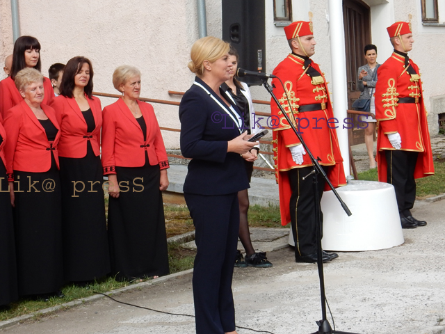 Predsjednica govori okupljenim građanima nakon podizanja zastave/Foto Lika press Gospić Marko Čuljat                                                                                                                                                      