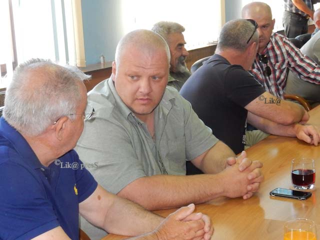 Lovozakupnici prije početka sastanka/snimio Marko Čuljat Lika press Gospić                                                                                                                                                                                