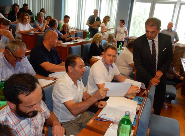 Milinović s vjećnicima prije početka zasjedanja/Foto Lika press                                                                                                                                                                                           