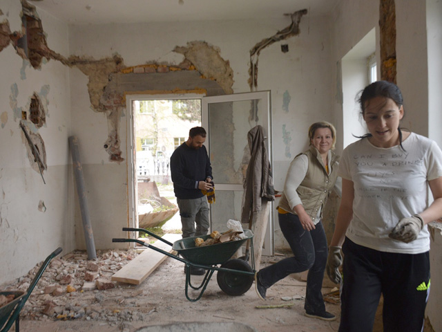 Roditelji Pčelica u akciji čišćenja prostora/Foto Pčelice                                                                                                                                                                                                 