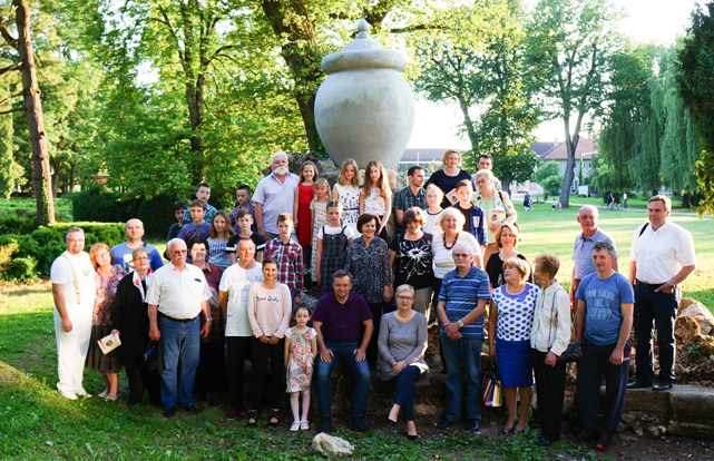 HAiku pjesnici kraj mogile u Oroslavju                                                                                                                                                                                                                    