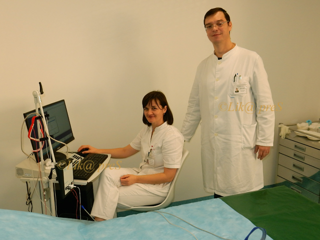 Doktor Ante Katić u fizijatrijskoj ambulanti s novim uređajem i višom fizioterapeutkinjom Danijelom Barišić                                                                                                                                               