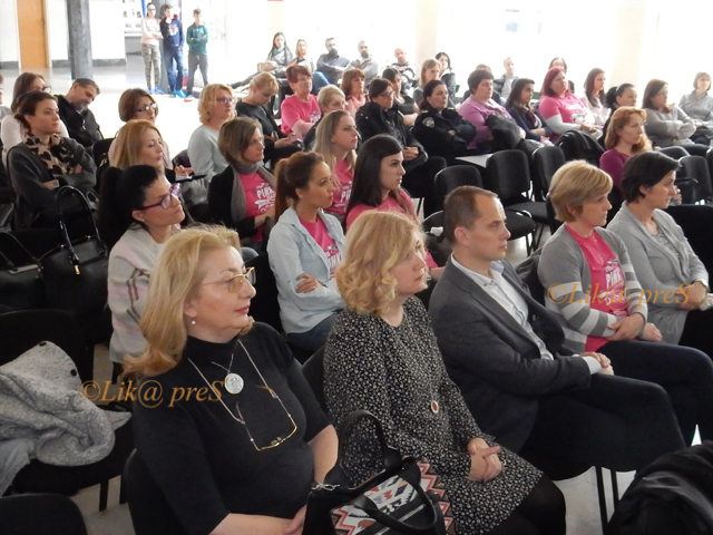Sudionici gospićke tribine o istraživanju u školama/Foto Lika press                                                                                                                                                                                       