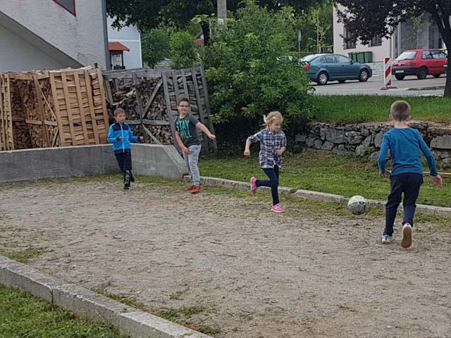 Nogomet se igra i na bućalištu                                                                                                                                                                                                                            