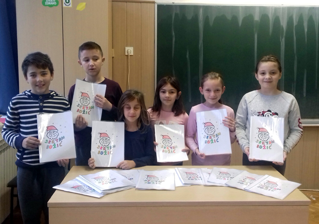 Lovinački zadrugari s bojankama za vrtić                                                                                                                                                                                                                  