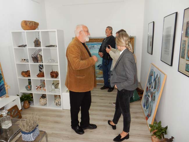 Mihić u razgovoru s posjetiteljima Galerije                                                                                                                                                                                                               