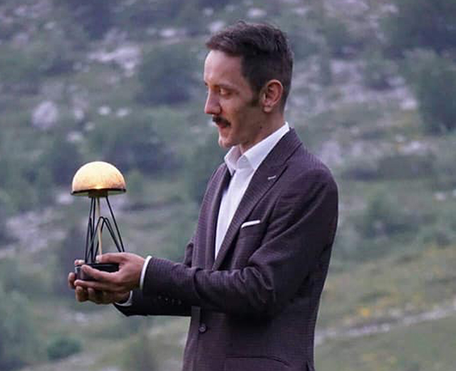 Tesla s lampom Lika svjetla u rodnom Smiljanu/Foto Lika svjetlo                                                                                                                                                                                           