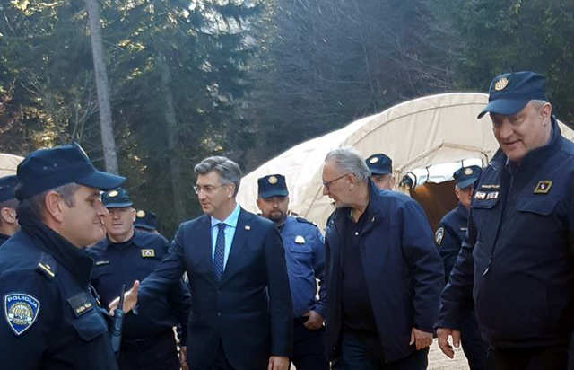 Premijer Plenković se pozdravlja s hrvatskim graničarima na Plješevici/FOTO PULS                                                                                                                                                                          