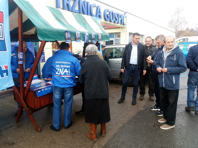 HDZ-ov štand na ulasku u placu                                                                                                                                                                                                                            