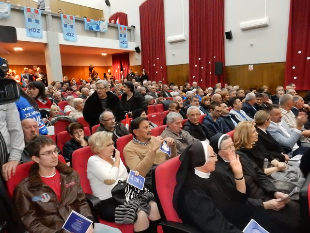 Sudionici predizbornog skupa HDZ-a u Gospiću/Snimio Marko ČULJAT LIKA PRESS                                                                                                                                                                               