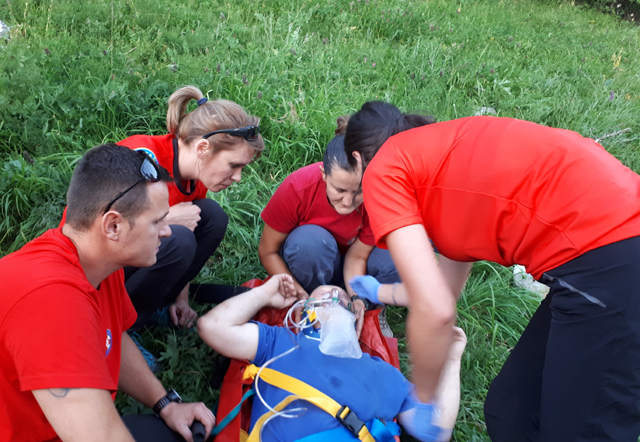 Prva pomoć povrijeđenom letaču/Foto HGSS GS                                                                                                                                                                                                               