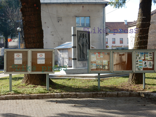 Reklamni panoi nakaradnop djeluju uz spomkenik jezikoslovcima Ličanima                                                                                                                                                                                    