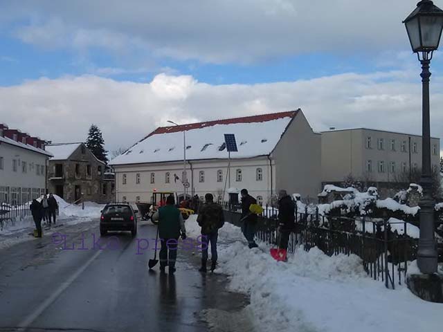 Čišćenje Starog mosta na Novčici/Snimio Brane Javorina                                                                                                                                                                                                    