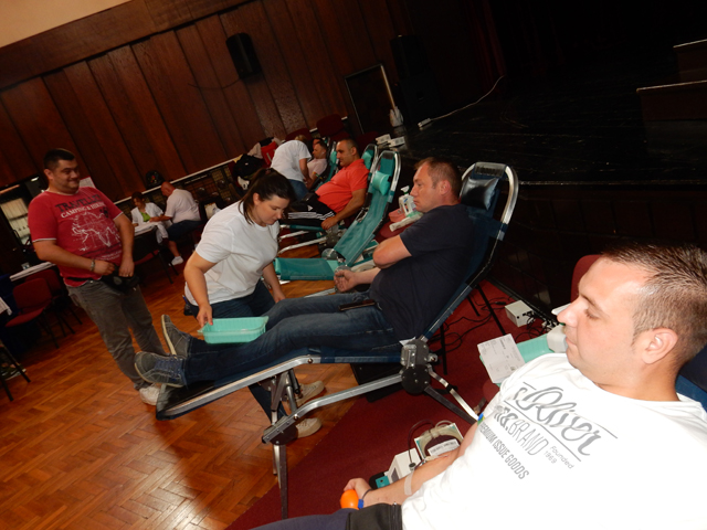 Kolega Marijan (u crvenoj majici livo) je problidija prije neg je da koju litru krvi/Snimija Marko ČULJAT                                                                                                                                                 