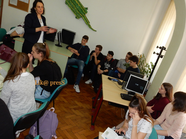 Gimnazijalci u studentskoj knjižnici/Snimio Marko ČULJAT                                                                                                                                                                                                  