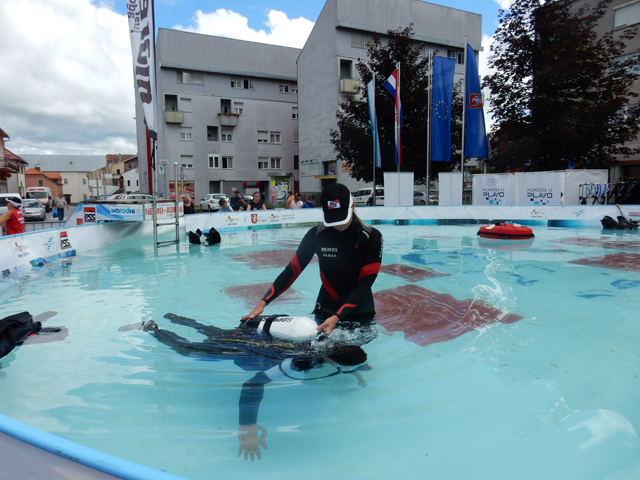 U bazenu je bio samo jedan dječak
                                                                                                                                                                                                                       