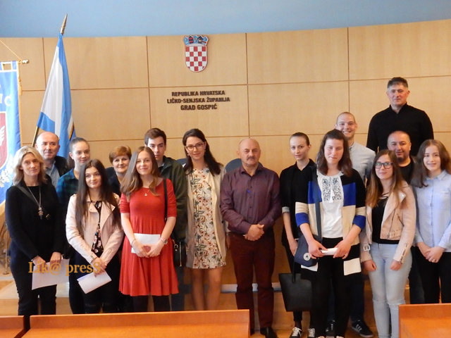 Učenici i studenti s gradonačelnikom Starčevićem                                                                                                                                                                                                          