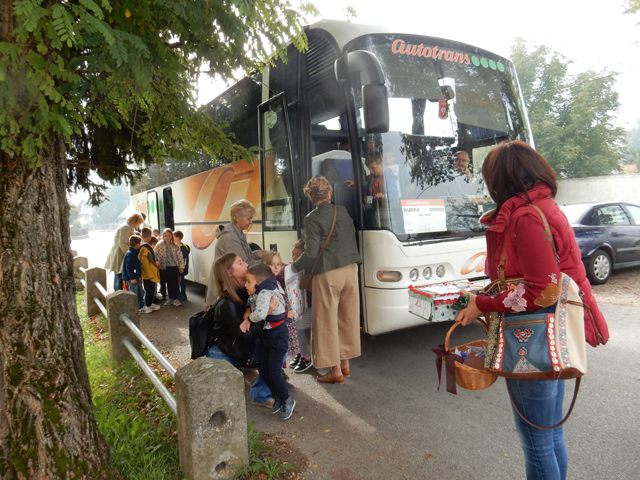Vrtićari su elegantno stigli autobusom po jutarnjoj maglici                                                                                                                                                                                               