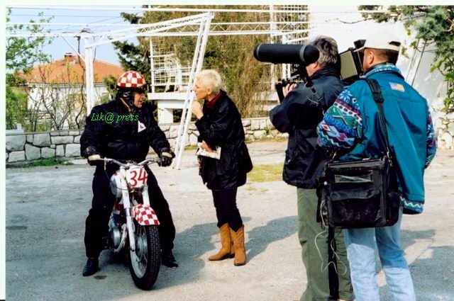 Popularni Mika s ekipom HTV-a 2002./Obiteljska arhiva Vesne Šnjarić                                                                                                                                                                                       