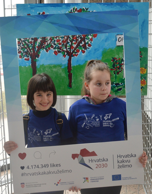 Lana Škorić (lijevo) s prijateljicom, u pozadini je njena nagrađena slike                                                                                                                                                                                 