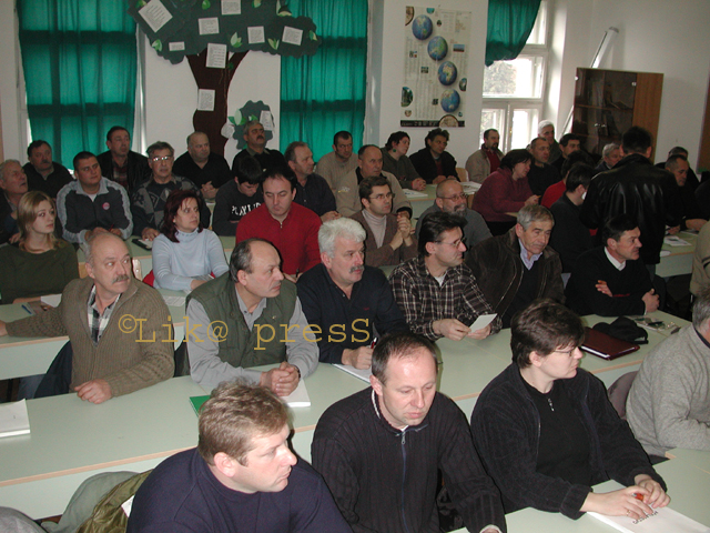 Polaznici pčelarske škole iz 2006. godine/Foto arhiva Lika pressa Gospić                                                                                                                                                                                  