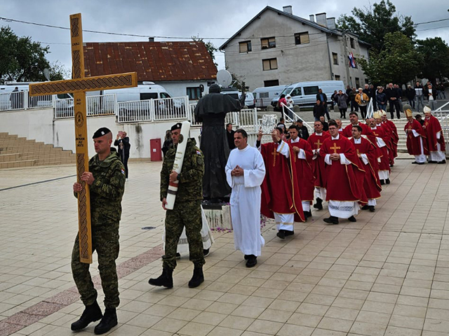 Procesije prije početka svete mise na Udbini                                                                                                                                                                                                              