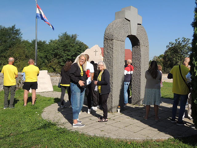 Američki Nikšićani kod spomenika u Širokoj Kuli, u prvom planu je Portal kipara Petra Dolića/ Snimio Marko Čuljat                                                                                                                                         