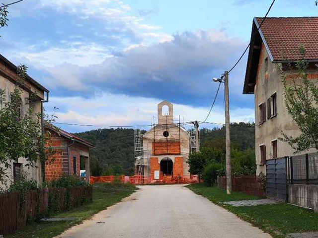 Srbljanska katolička kapelica pravi se na kraju jedne ulice                                                                                                                                                                                               