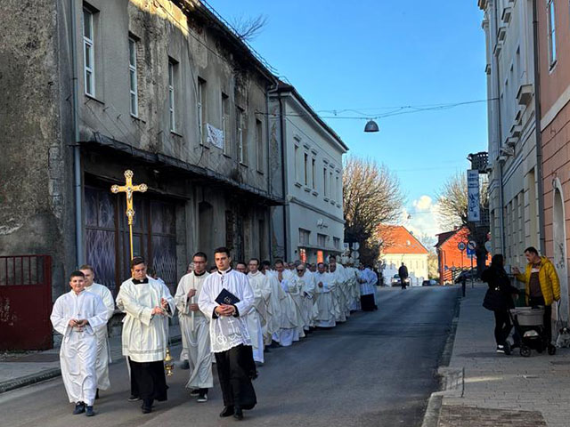 Jučerašnja procesija Starčevićevom uz ruševnu kuću hrvatske književnice i pjesnikinje Cvijete Flore Grospić Došen                                                                                                                                         