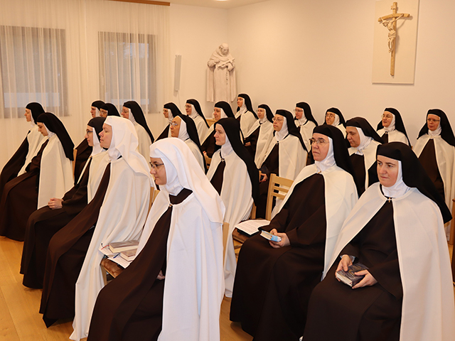 Karmelićanke na tečaju                                                                                                                                                                                                                                    