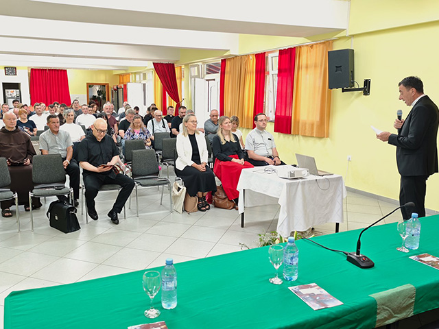 Biskup Medo pozdravlja sudionike skupa u Ličkom Osiku                                                                                                                                                                                                     
