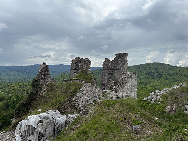 Ostaci tvrdog grada Modruša gdje je nakon prodora osmanlija izbjegla i Krbavska biskupija                                                                                                                                                                 