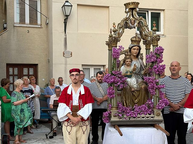Kip senjske Gospe Karmelske u jučerašnjoj procesiji                                                                                                                                                                                                       