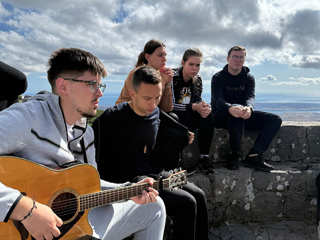 Gitara je bila i na Uri kod drugog spomenika cestograditeljima koji su asfaltirali treću trasu ceste preko Velebita                                                                                                                                       