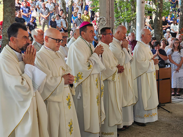 Svećenici za vrijeme mine na oltaru u velebitskom šumarku                                                                                                                                                                                                 