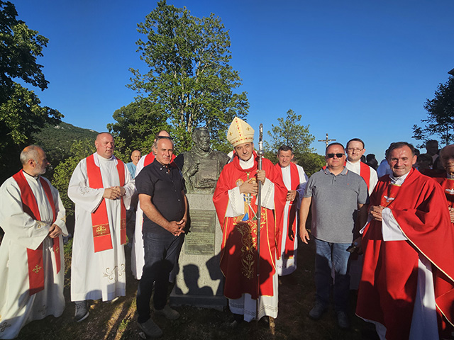 Biskup Medo i svećenici uz bistu Ambroza Kacitića                                                                                                                                                                                                         