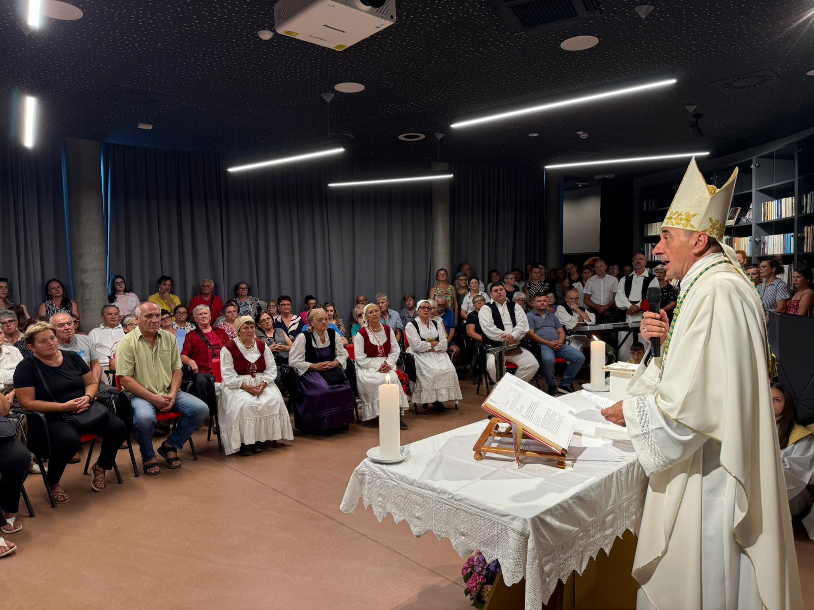 Msn. biskup Marko Medo za propovijedi u Staroj Kršlji, koja je u blizini Plitvica, a poznata je po Baračevim pećinama                                                                                                                                     