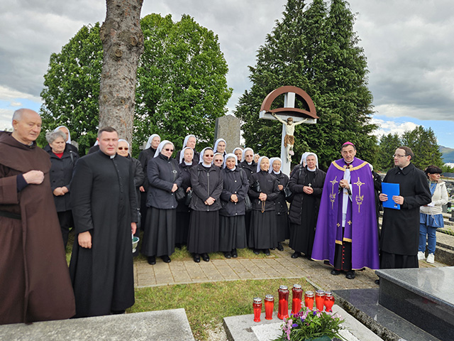 Molitva biskupa Mede na grobu sestre Žarke Ivasic                                                                                                                                                                                                         