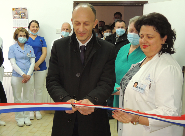 Rezanje trobojnice na drugim vratima sterilizacije/Snimio Marko Čuljat                                                                                                                                                                                    