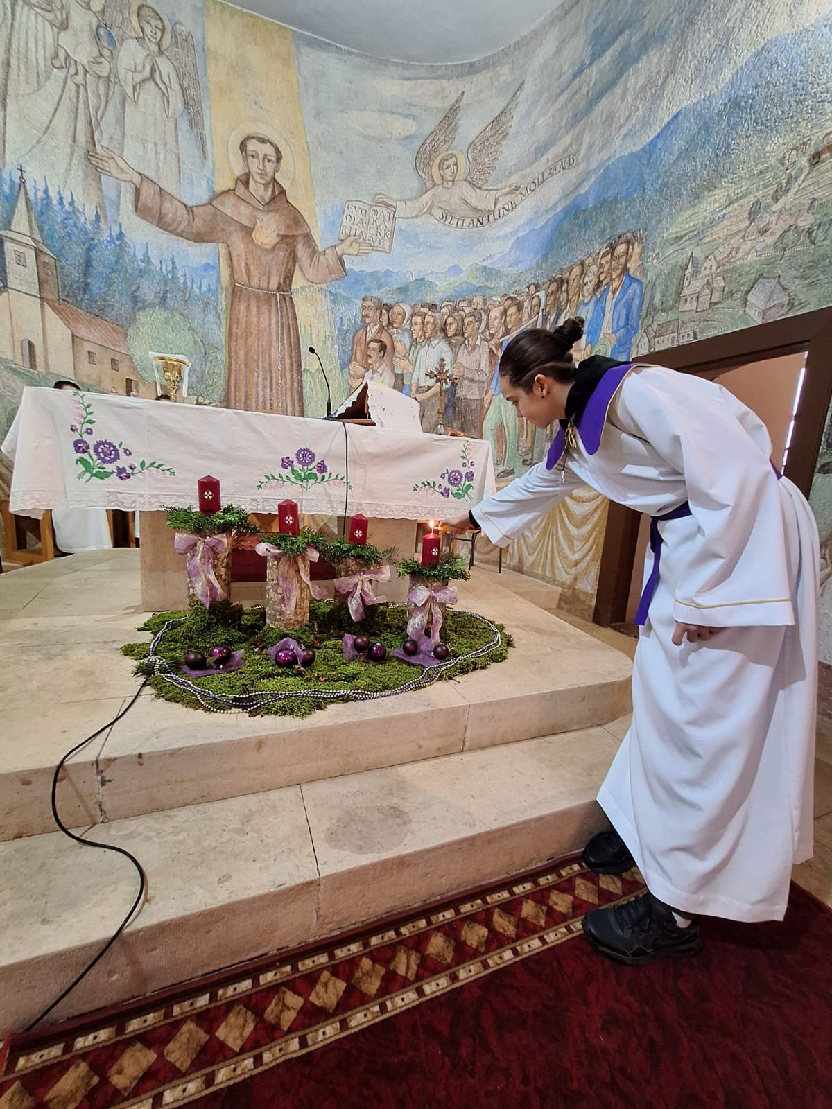 Paljenje svijeće u župnoj crkvi sv. Antuna Padovanskog u Krasnom Polju na Velebitu                                                                                                                                                                        