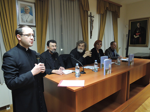 Prečasni Mišel pozdravlja  autore i sudionike promocije knjige o biskupu Mili/Snimio Marko ČULJAT                                                                                                                                                         