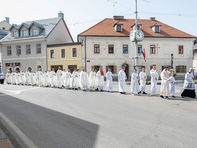 Jučerašnja procesije kroz centar grada/Foto FMI studio Gospić                                                                                                                                                                                             