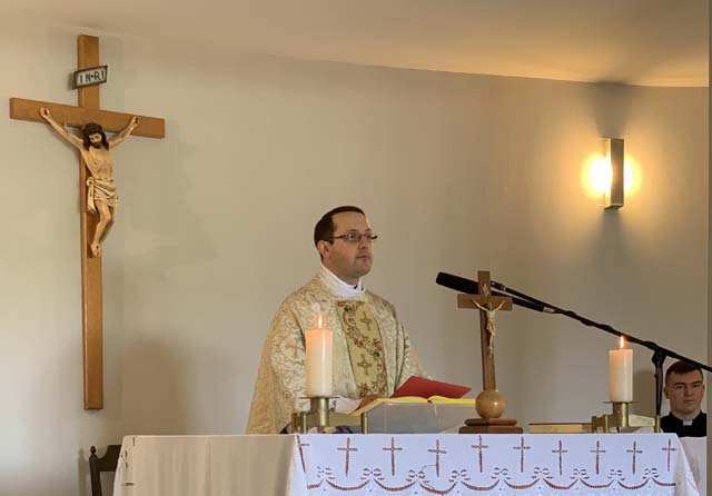 Prečasni Mišel Grgurić za vrijeme svete mise u novoj kapalici u groblju                                                                                                                                                                                   