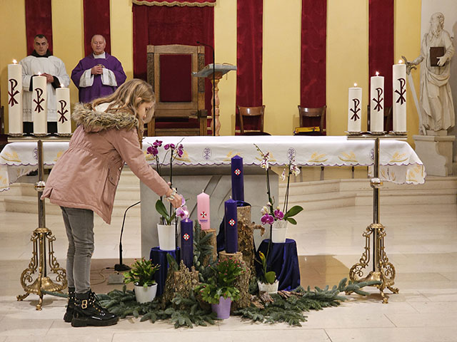 Paljenje adventske svijeće Susreta katoličke mladeži koji će biti iduće godine u Gospiću                                                                                                                                                                  